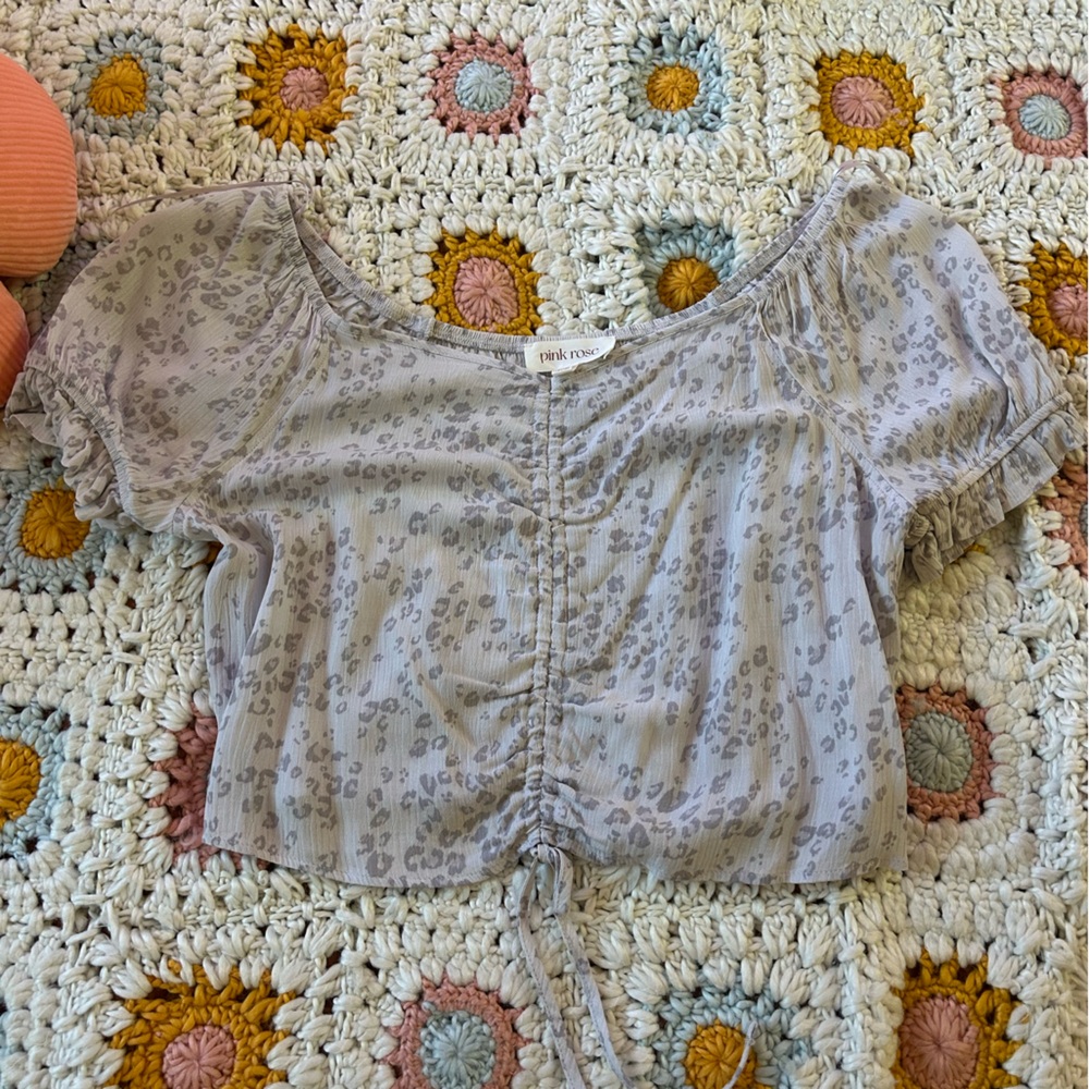 adorable cheetah print top ! 🩵